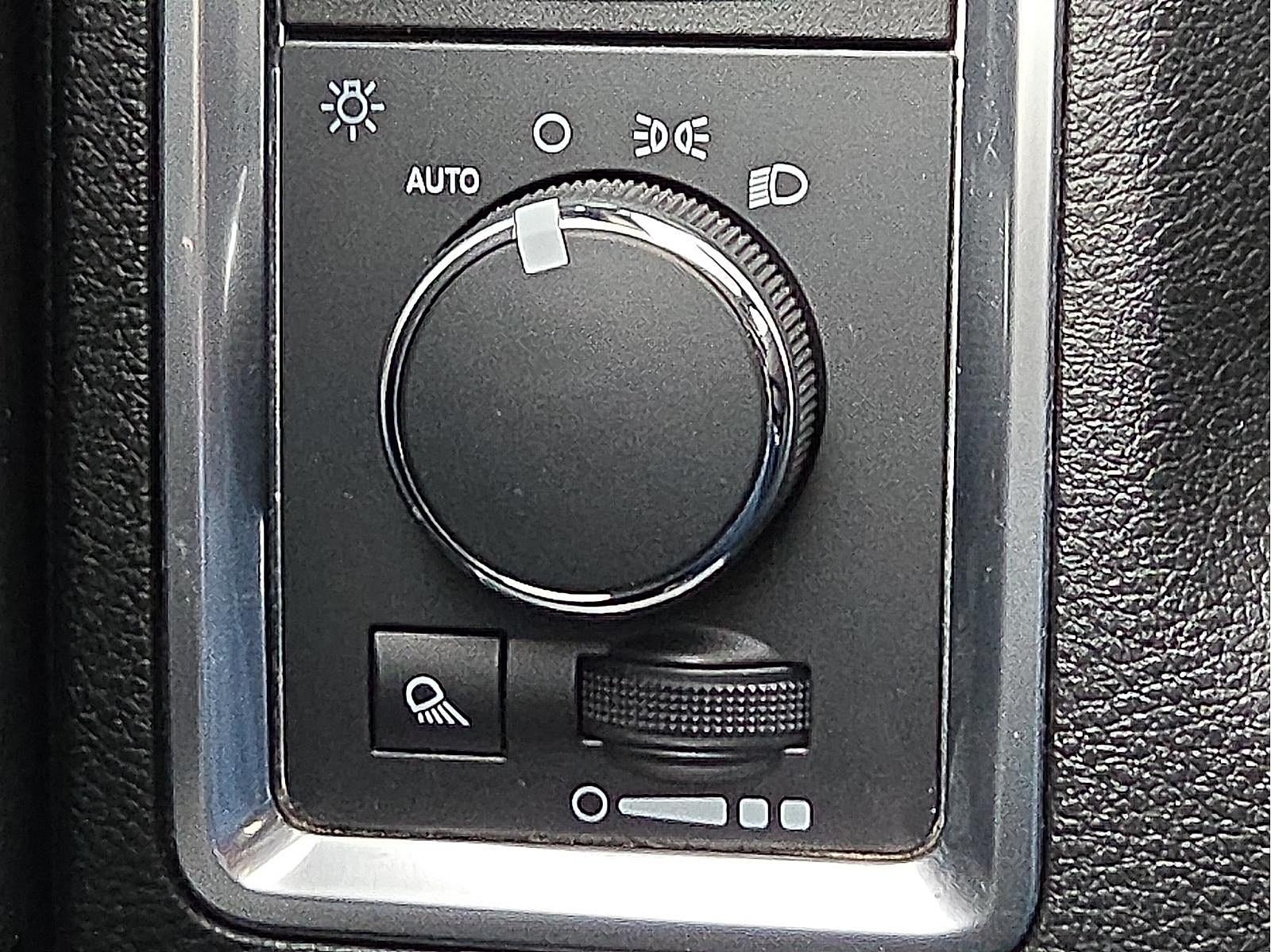 2023 RAM 1500 Classic SLT Crew Cab 4x2 5'7" Box