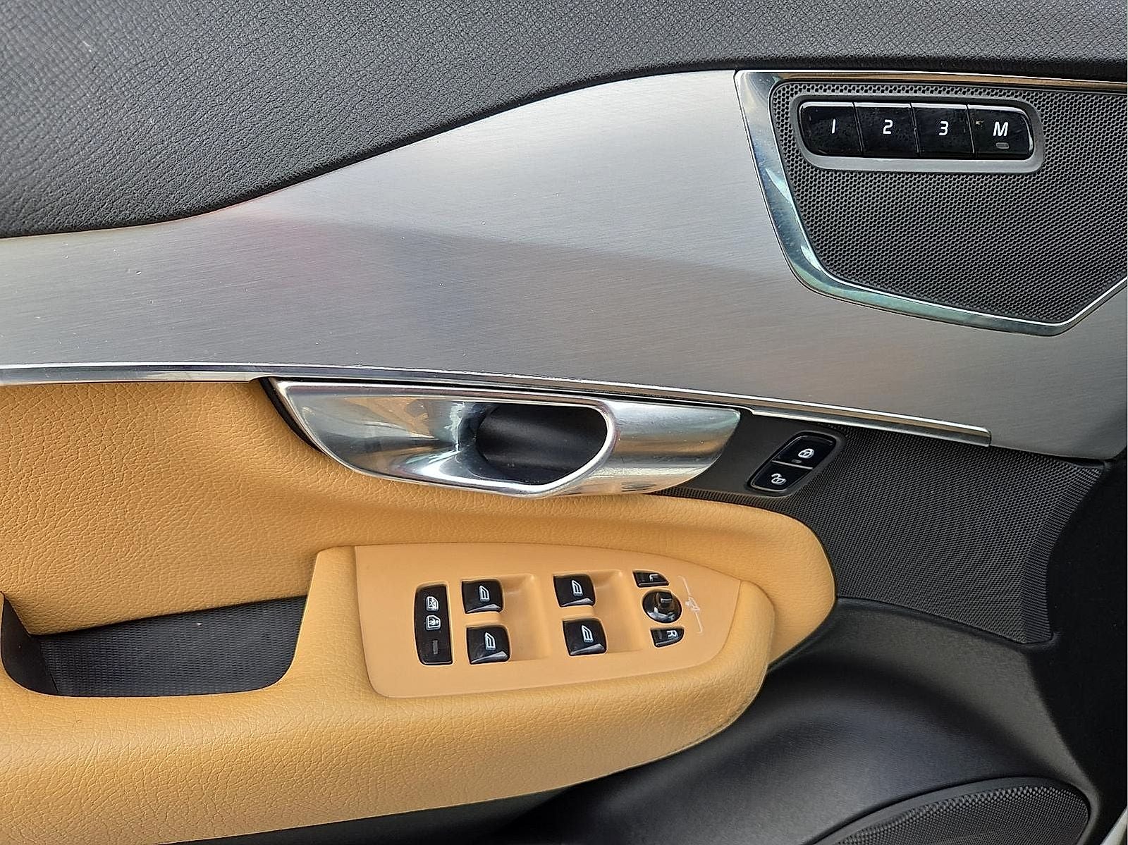 2018 Volvo XC90 T6 Momentum