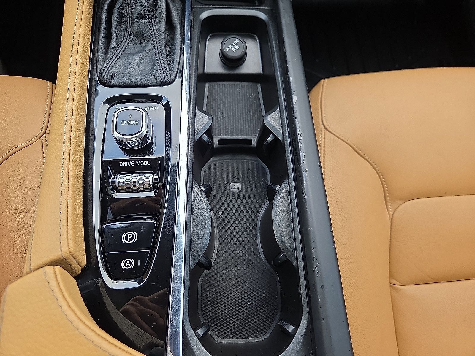 2016 Volvo XC90 T6 Momentum