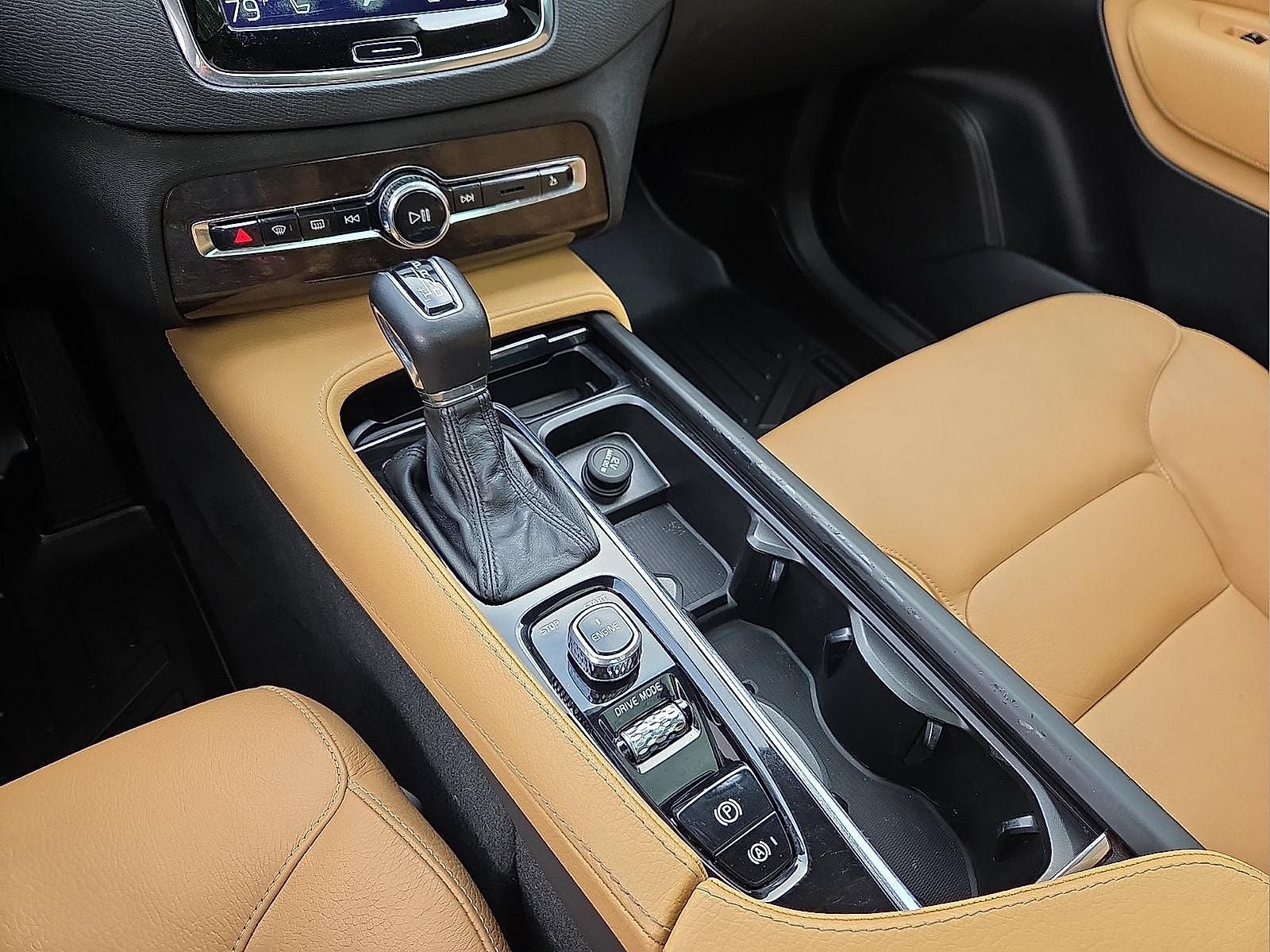 2016 Volvo XC90 T6 Momentum