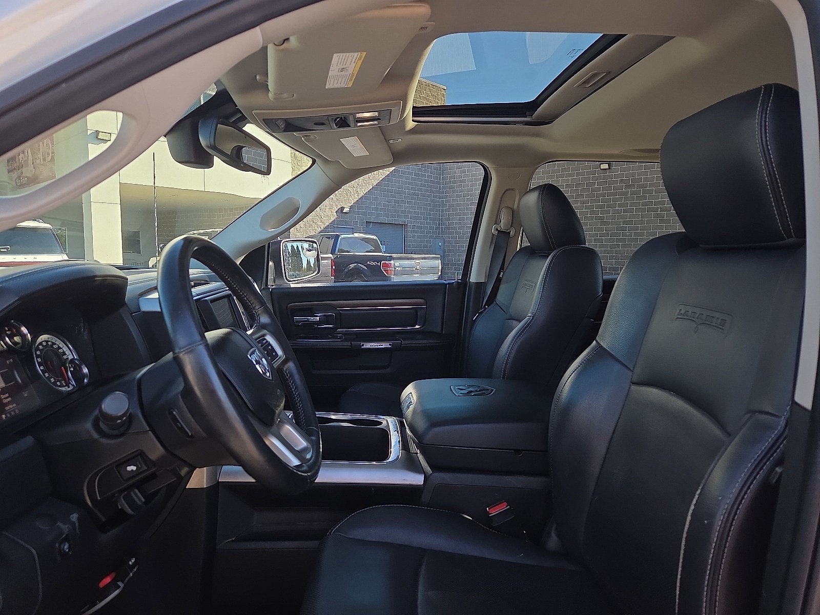2017 RAM 1500 Laramie Crew Cab 4x4 5'7' Box