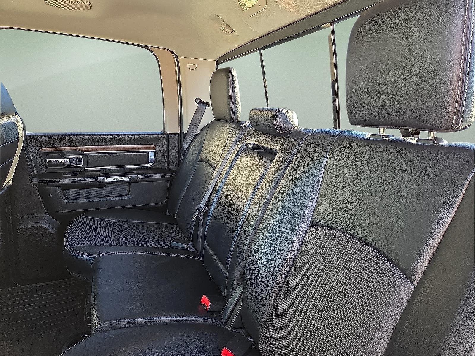 2017 RAM 1500 Laramie Crew Cab 4x4 5'7' Box