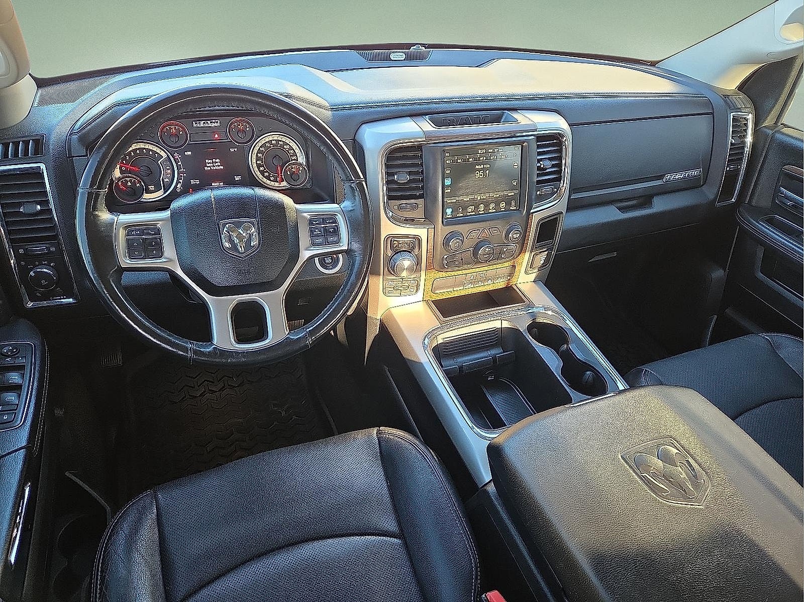 2017 RAM 1500 Laramie Crew Cab 4x4 5'7' Box