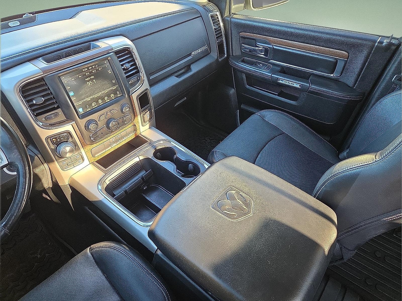 2017 RAM 1500 Laramie Crew Cab 4x4 5'7' Box