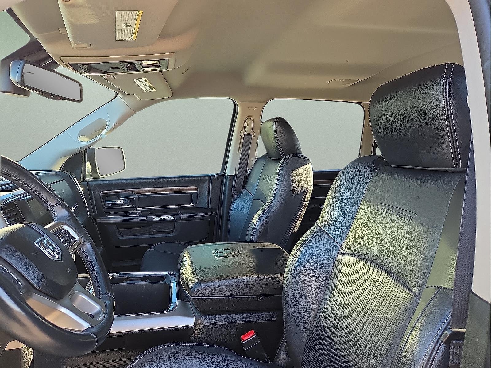 2017 RAM 1500 Laramie Crew Cab 4x4 5'7' Box