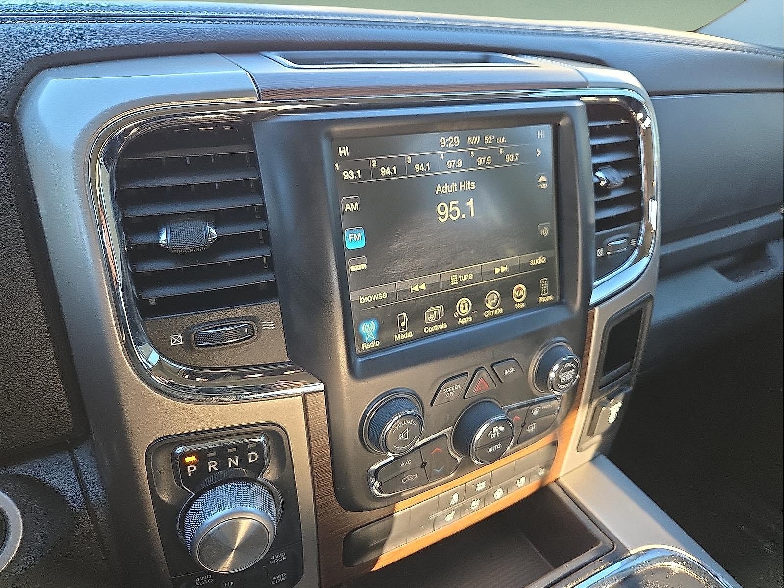 2017 RAM 1500 Laramie Crew Cab 4x4 5'7' Box