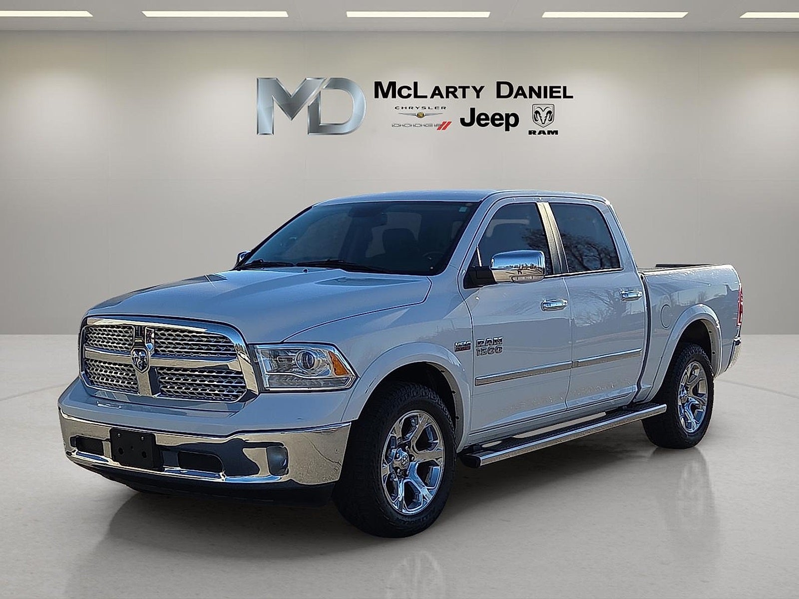 2017 RAM 1500 Laramie Crew Cab 4x4 5'7' Box