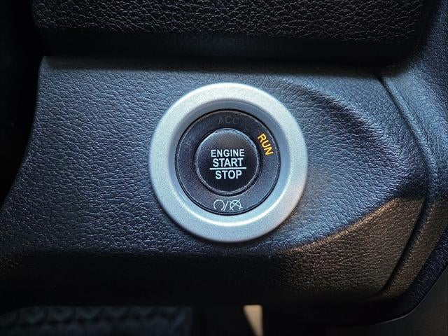 2017 RAM 1500 Laramie Crew Cab 4x4 5'7' Box