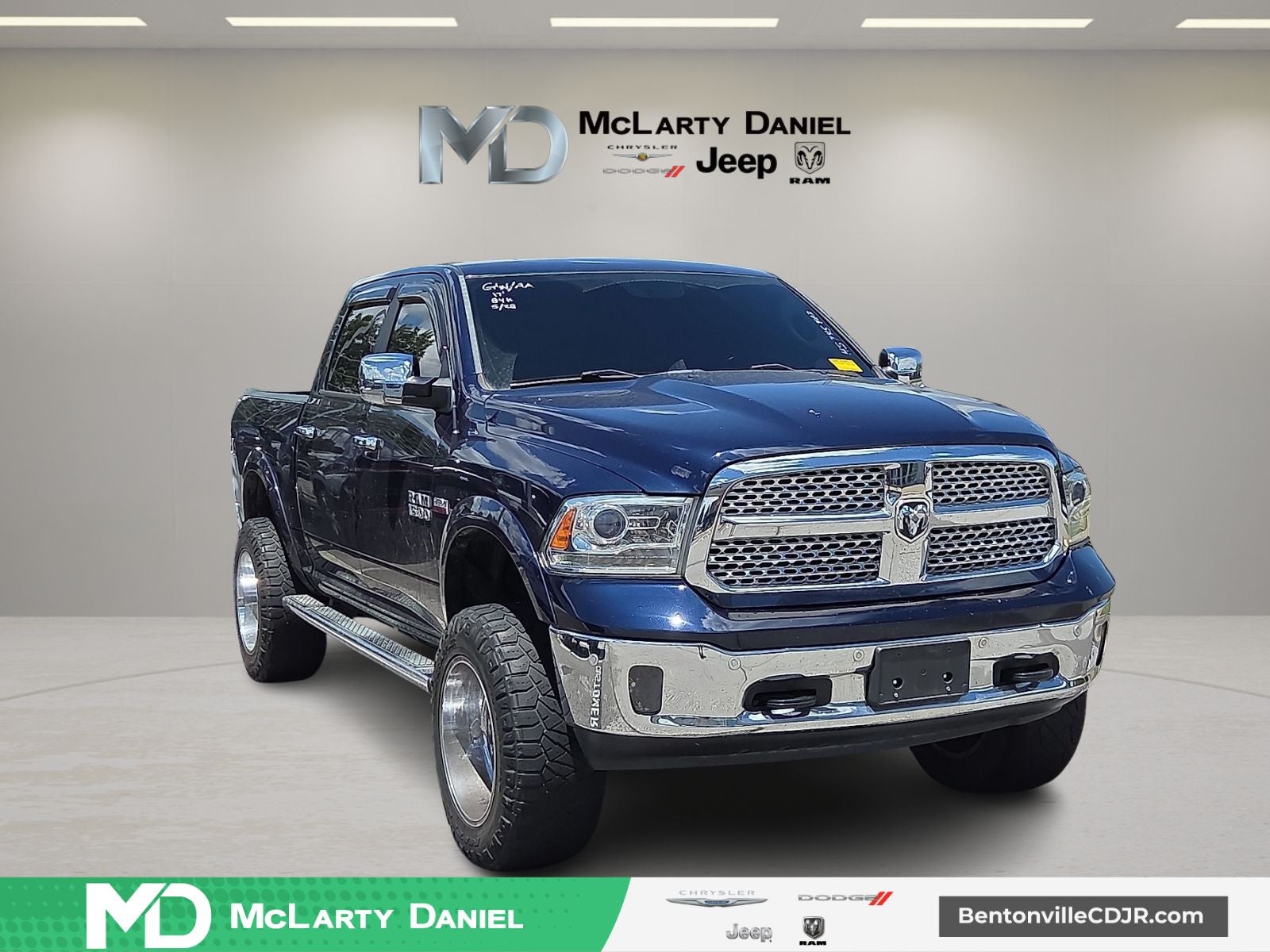2017 RAM 1500 Laramie Crew Cab 4x4 5'7' Box