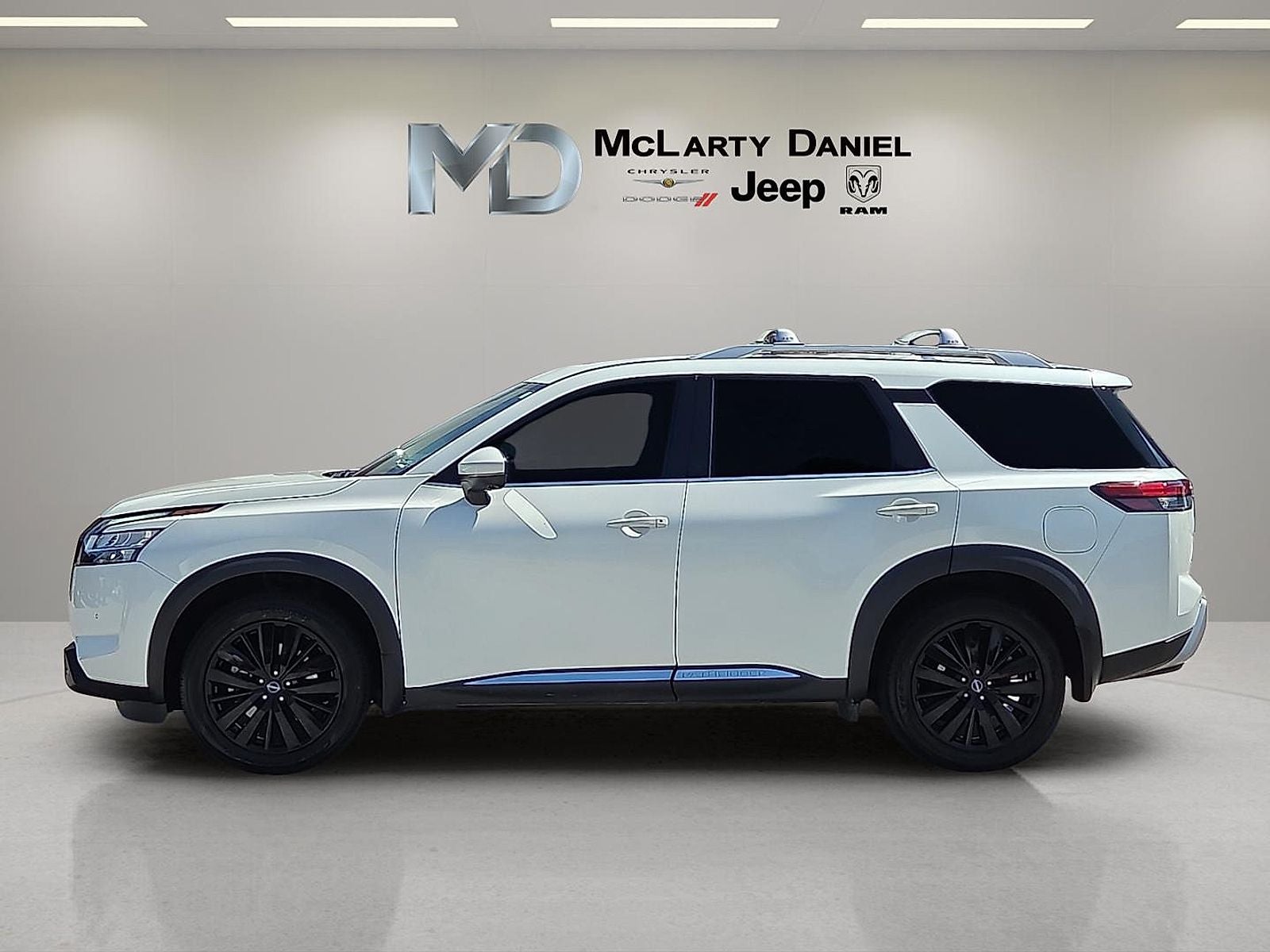 2023 Nissan Pathfinder Platinum FWD