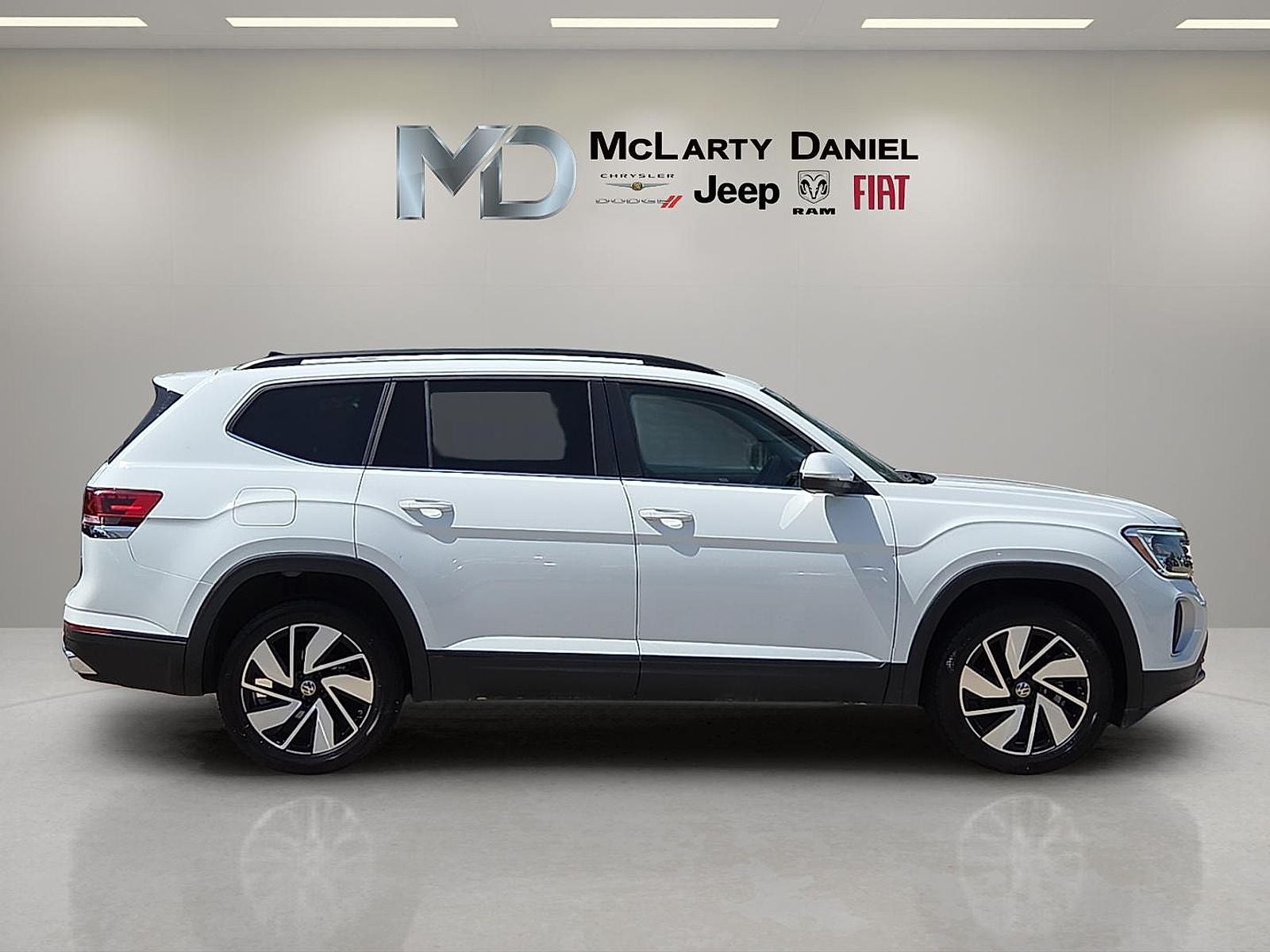 2025 Volkswagen Atlas 2.0T SE w/Technology