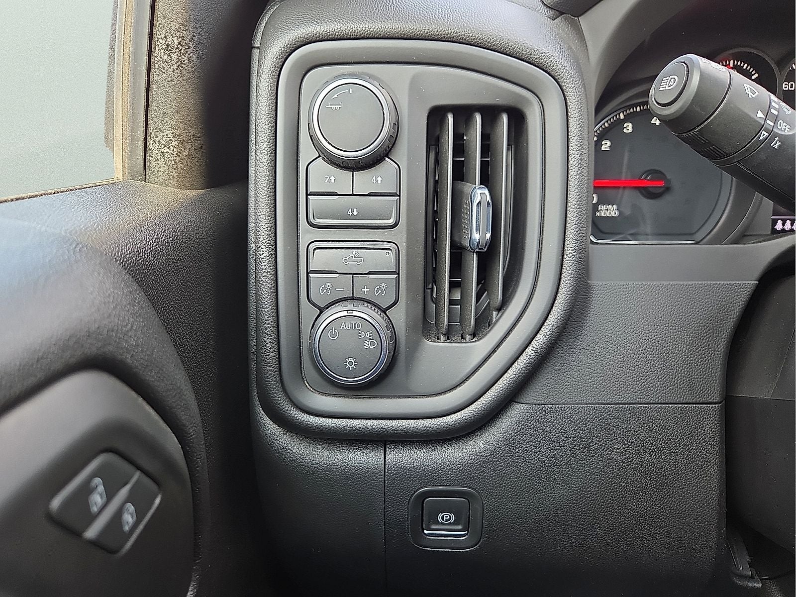2024 Chevrolet Silverado 2500HD 4WD Crew Cab Standard Bed Custom