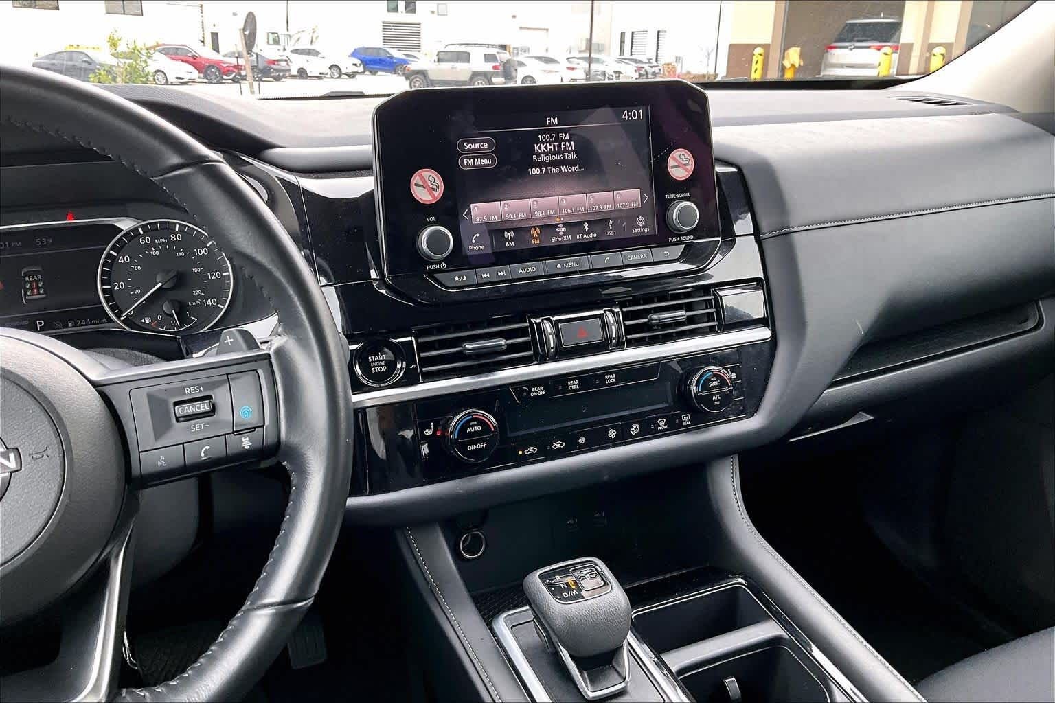2025 Nissan Pathfinder SV
