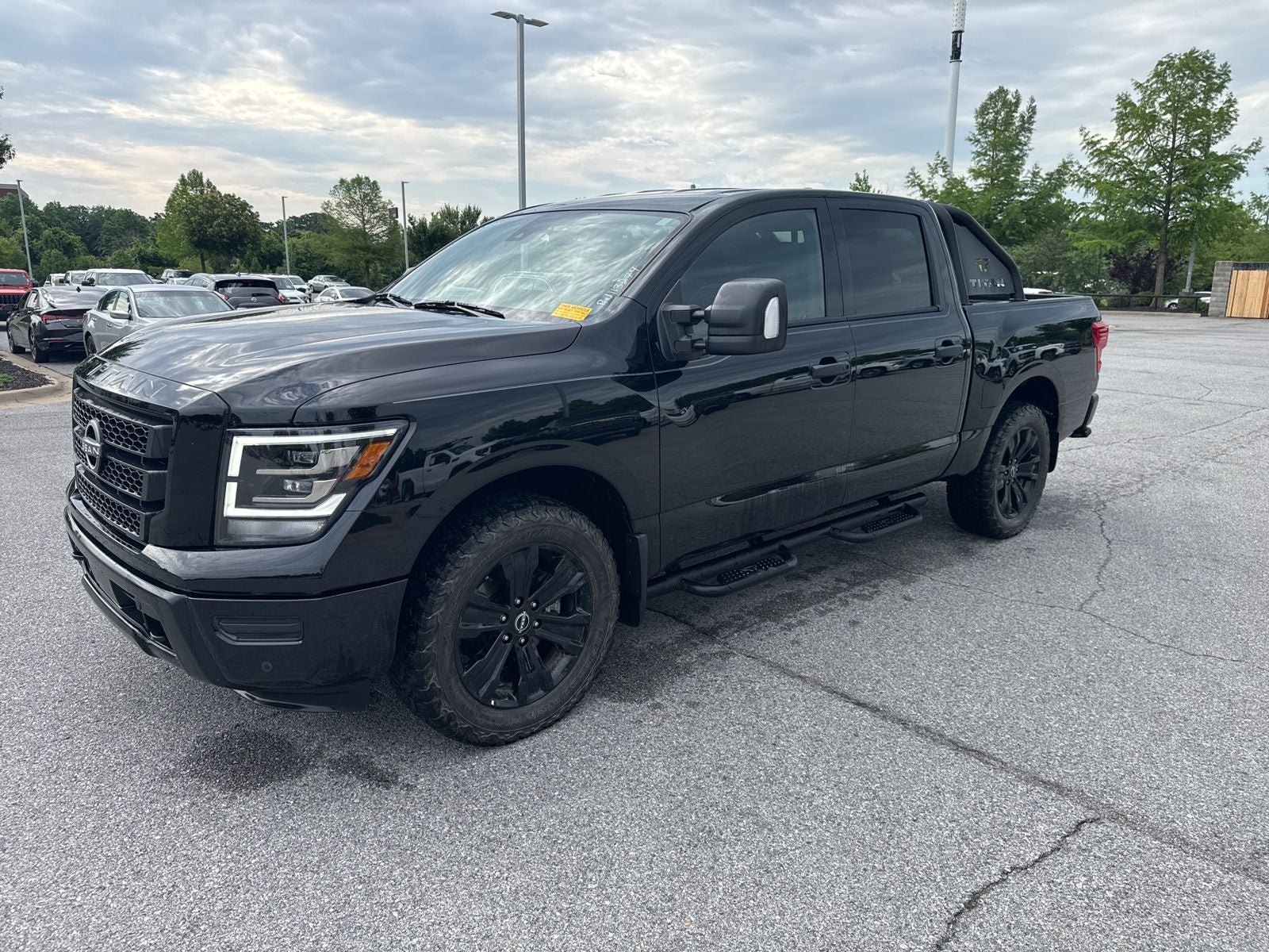 2023 Nissan Titan SV 4X4 Crew Cab's photo